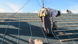 【状態別】屋根リフォームのタイミングと判断基準|塗装・カバー工法・葺き替えをわかりやすく解説