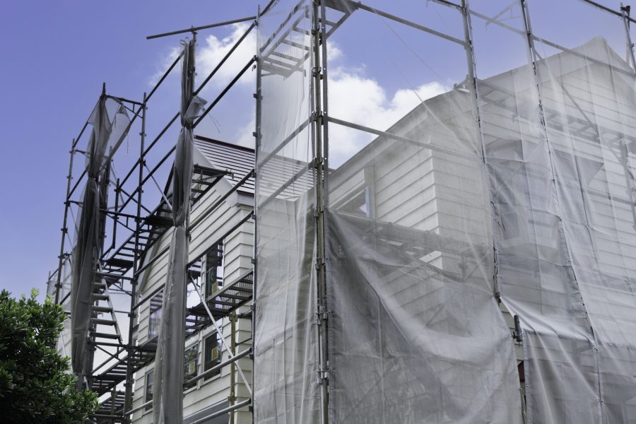 【状態別】屋根リフォームのタイミングと判断基準|塗装・カバー工法・葺き替えをわかりやすく解説