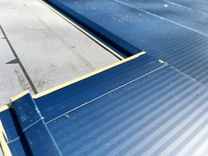 屋根カバー工法の費用相場はいくら？施工手順とメリット・デメリットを解説