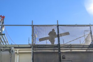 屋根カバー工法の費用相場はいくら？施工手順とメリット・デメリットを解説