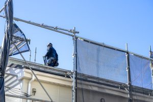 屋根カバー工法の費用相場はいくら？施工手順とメリット・デメリットを解説