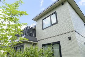 外壁を100年持たせるメンテナンス方法｜種類別の管理ポイントを徹底解説